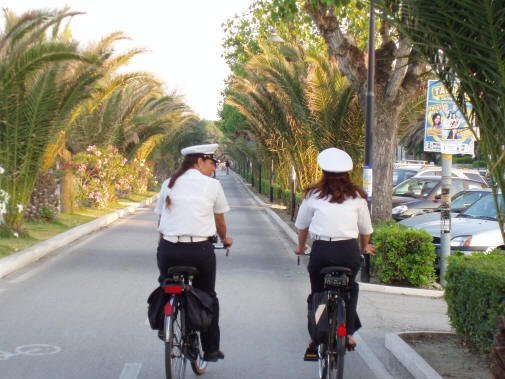Vigili urbani in bicicletta per il controllo della pista ad Alba Adriatica