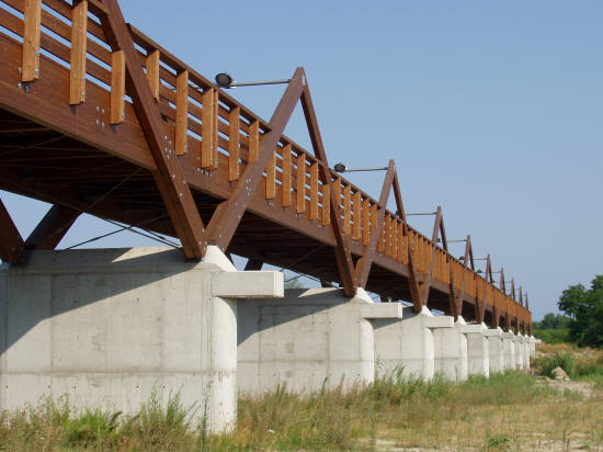 Il ponte ciclopedonale alla foce del Tordino tra Giulianova e Cologna