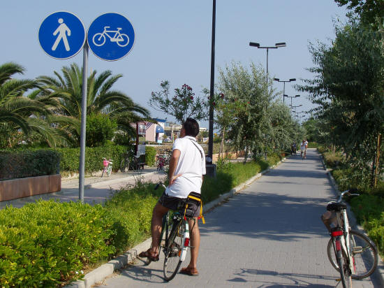 La pista ciclabile nel lungomare sud di Giulianova