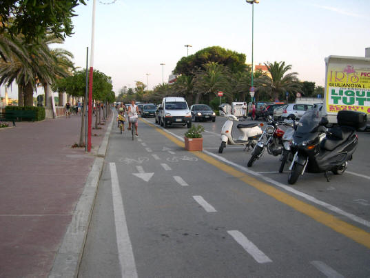 La pista ciclabile nel lungomare centrale di Giulianova