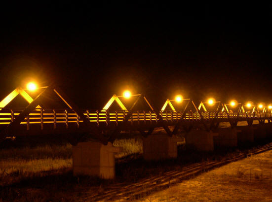 Visione notturna del ponte in legno lamellare alla foce del Tordino