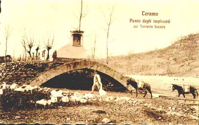 Il "Ponte degli impiccati" nel parco fluviale del Vezzola a Teramo