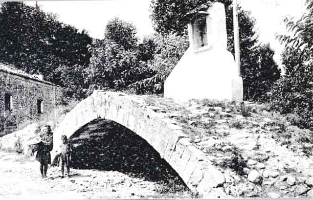Il "Ponte degli impiccati" nel parco fluviale del Vezzola a Teramo 