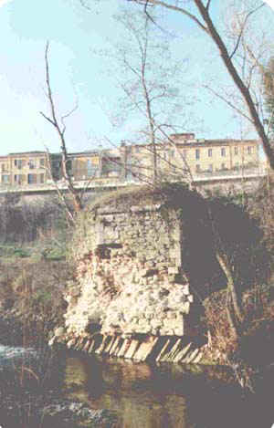 Resti di vecchio ponte sul Tordino nei pressi di Porta Romana a Teramo