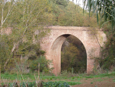 Il Ponte Vezzola nei pressi di Torricella, ormai abbandonato