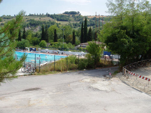 Il Parco fluviale del Vezzola nei pressi della piscina comunale all'aperto