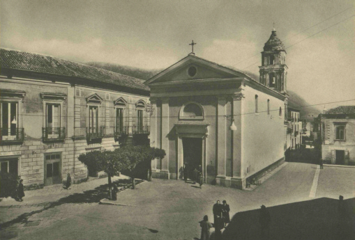 ::Chiesa Arcipretale di San Giorgio 
Veduta frontale con piazza V. Lombardi::