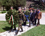Accompagnati da due VAM che portano la Corona, i Vice Presidenti Saurra e Corazza si avviano al Monumento ai Caduti assieme al gruppo di Cesano Maderno