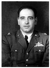 Una bella immagine di Gaetano Nanni. La foto probabilmente risale a prima del settembre 1943 come si pu notare dal brevetto di pilota militare sormontato dalla corona