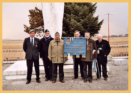 I rappresentanti della nostra Sezione davanti al Monumento dedicato al Duca d'Aosta