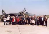 Foto di gruppo davanti al Jaguar dell'Armee de l'Air ad Istrana