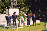 Foto con T.Col. Santarossa e M.llo Bresciani con due VAM davanti al Monumento ai Caduti