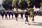 Avieri VAM seguiti dal M.llo Bresciani e dal T.Col. Santarossa portano la Corona al Monumento ai Caduti