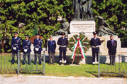 Foto di gruppo al Monumento ai Caduti con Avieri VAM, reduci della nostra Associazione e Guard of Honour Statunitense