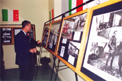 Il Gen. Worden, assistito da Luisa Merlo, interessato alla Mostra Fotografica