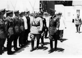 Siamo a Taranto e Benito Mussolini sta passando in rassegna il personale della 141 Squadriglia R.M.L. Il Tenente Beniamino Fait  il quarto della prima fila da sinistra