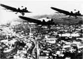 Foto del 1940 che ritrae tre SM 81 in volo di formazione sopra Pordenone