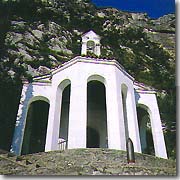 La chiesetta dedicata a S. Barabara sotto le pareti della Rocchetta