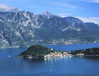Il gruppo delle grigne visto dal lago di Como - In primo piano la penisola di bellaggio