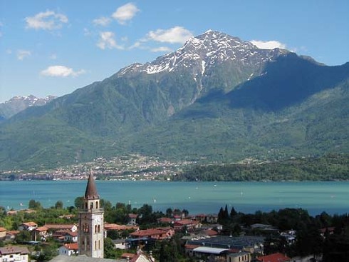 Il monte Legnone visto dalla sponda opposta del lago di Como