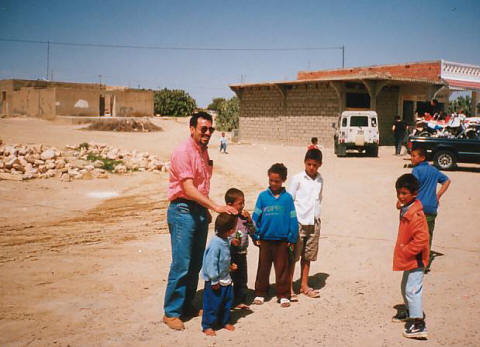 Tunisia: Corrado Floridia con alcuni bambini del posto
