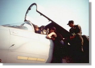 NATO Tiger Meet '88, ficcanasando nell'ufficio del pilota...