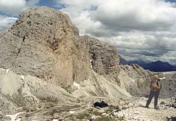 In basso sullo sfondo il rifugio Antermoia - (8 luglio 2001)