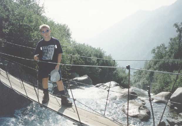 Ponte in legno che attraversa il rio Bedu - (5 agosto 1995)