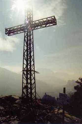 In controluce la grande croce della cima Colodr - (10 marzo 2001)