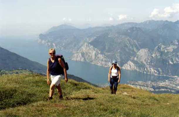 In prossimit della Cima dello Stivo con il Lago di Garda sullo sfondo - (24 luglio 2001)