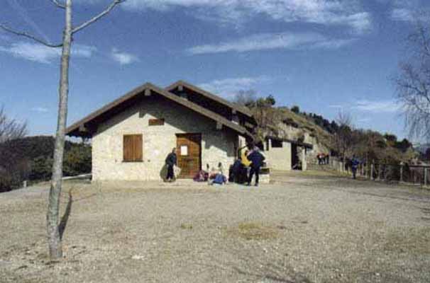 Il rifugio Alpini ai piedi del Monte Piemp - (13 febbraio 2000)