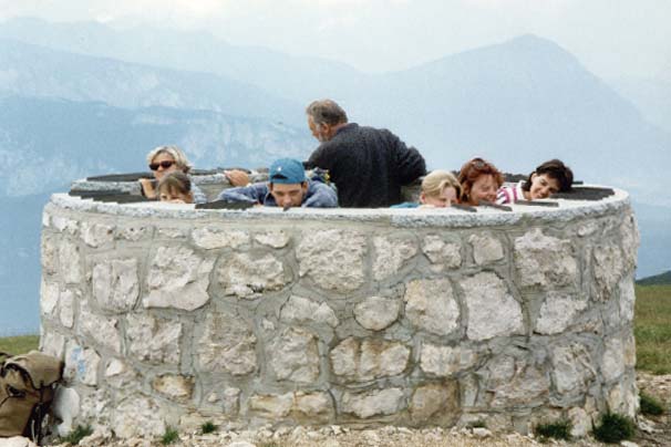 L'osservatorio circolare sulla cima dello Stivo - (12 luglio 1997)