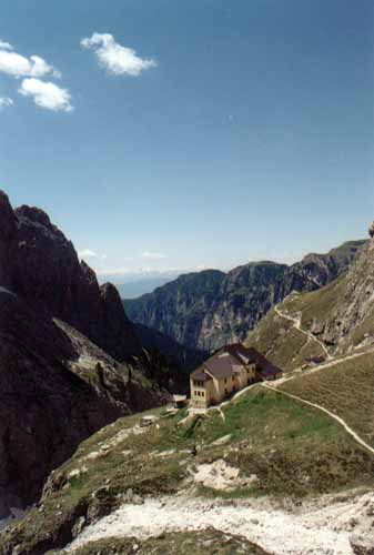 Il rifugio Bergamo dal sentiero che porta alla Conca del Principe - (24 giugno 2001)