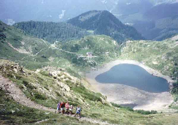 Rifugio e lago di Erdemolo visto da Passo del Lago m. 2213 - (30 lugllio 1994)
