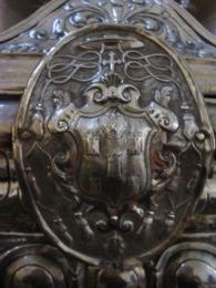 Lo stemma vescovile del Torres che ha commissionato la realizzazione dell'urna