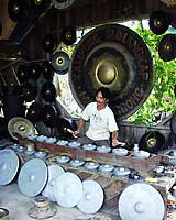 produzione gong nel villaggio di Matunggong