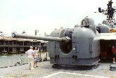 New York - Uno dei cannoni del cacciatorpediniere Edson
