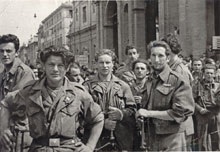 Parma, 9 maggio 1945: partigiani in Piazza Garibaldi durante la parata per la liberazione (Archivio Isrec Parma).