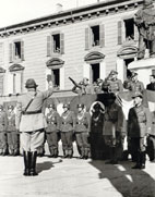 Parma, Piazza Garibaldi, 28 ottobre 1943: manifestazione per l'anniversario della Marcia su Roma (foto dello Studio Vaghi, Archivio del Museo del risorgimento di Milano).