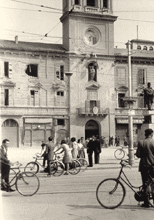 Il Palazzo del Governatore in piazza Garibaldi, sede del Comando di Parma, cannoneggiato dalle forze tedesche nella notte tra l'8 e il 9 settembre 1943 (foto di Oreste Battioni - Archivio Isrec Parma).