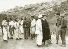 Partigiani della 31.a Brigata Garibaldi con don Savani, parroco di Varone di Pellegrino Parmense (Archivio Isrec Parma).