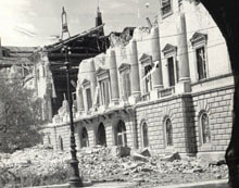 Il Palazzo della Prefettura colpito dai bombardamenti alleati il 13 maggio 1944 (foto di Oreste Battioni - Archivio Isrec Parma).