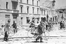 Via Trento e la zona della stazione dopo i bombardamenti alleati (foto di Oreste Battioni - Archivio Isrec Parma).