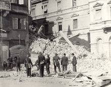 Piazza Garibaldi colpita dai bombardamenti alleati del 13 maggio 1944 (foto di Oreste Battioni - Archivio Isrec Parma).
