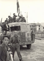 Parma, Cortile San Martino, 26 aprile 1945: partigiani alla periferia della citt nel giorno della Liberazione (foto di Oreste Battioni - Archivio Isrec Parma).