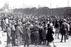 Deportati ebrei allarrivo alla rampa di Auschwitz-Birkenau nella primavera 1944.