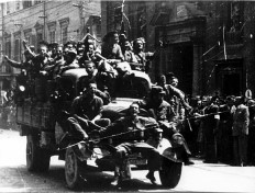 Partigiani dei distaccamenti Barabaschi e Guatelli alla sfilata per la Liberazione. Parma, 9 maggio 1945 (Archivio Isrec).