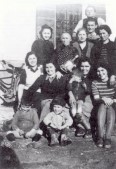 La famiglia Isakovic e altri internati ebrei di Belgrado insieme ad alcuni italiani a Mezzani. 
