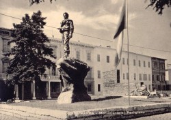 Cartolina del monumento al Partigiano di Parma (1956).