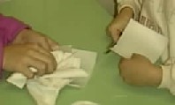 bambini spezzettano fogli di carta